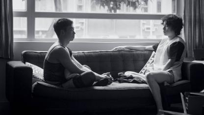 Schwarz-wei&szlig;-Foto: zwei junge M&auml;nner sitzen auf einem Sofa vor einem Fenster