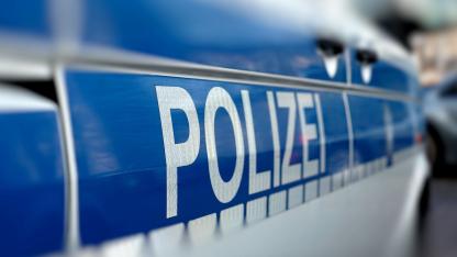 Symbolbild Diskriminierung bei der Polizei: Ausschnitt Seite eines Polizeiautos