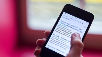 Telefonbildschirm zeigt Liste von Websiten der DAH