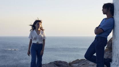 Filmszene: Zwei junge Menschen stehen an der K&uuml;ste