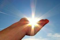 Sonne scheint auf eine Hand